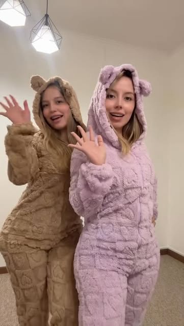 Pijamas polares tipo oso mostrados en Don Lee