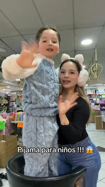 Pijama polar para niños mostrado dentro de la tienda Don Lee
